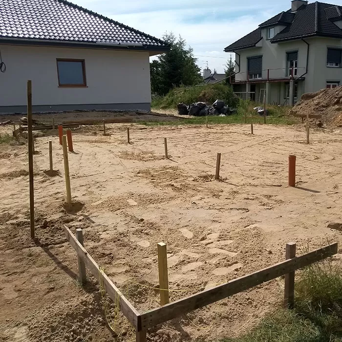 Przygotowanie gruntu pod budowę płyty fundamentowej.