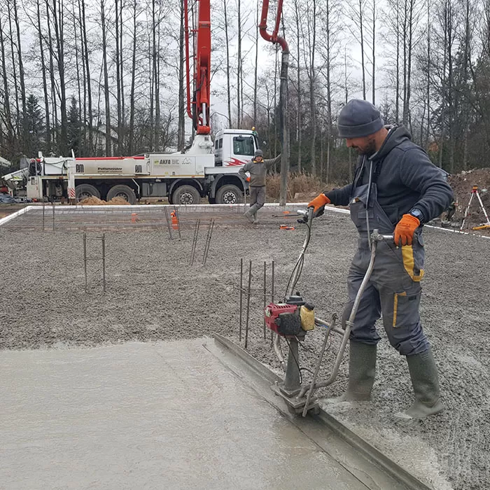 wyrównywanie betonu płyty fundamentowej