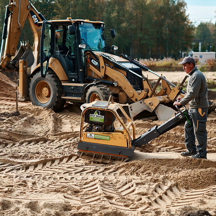 Zagęszczanie piachu pod budowę płyty fundamentowej.